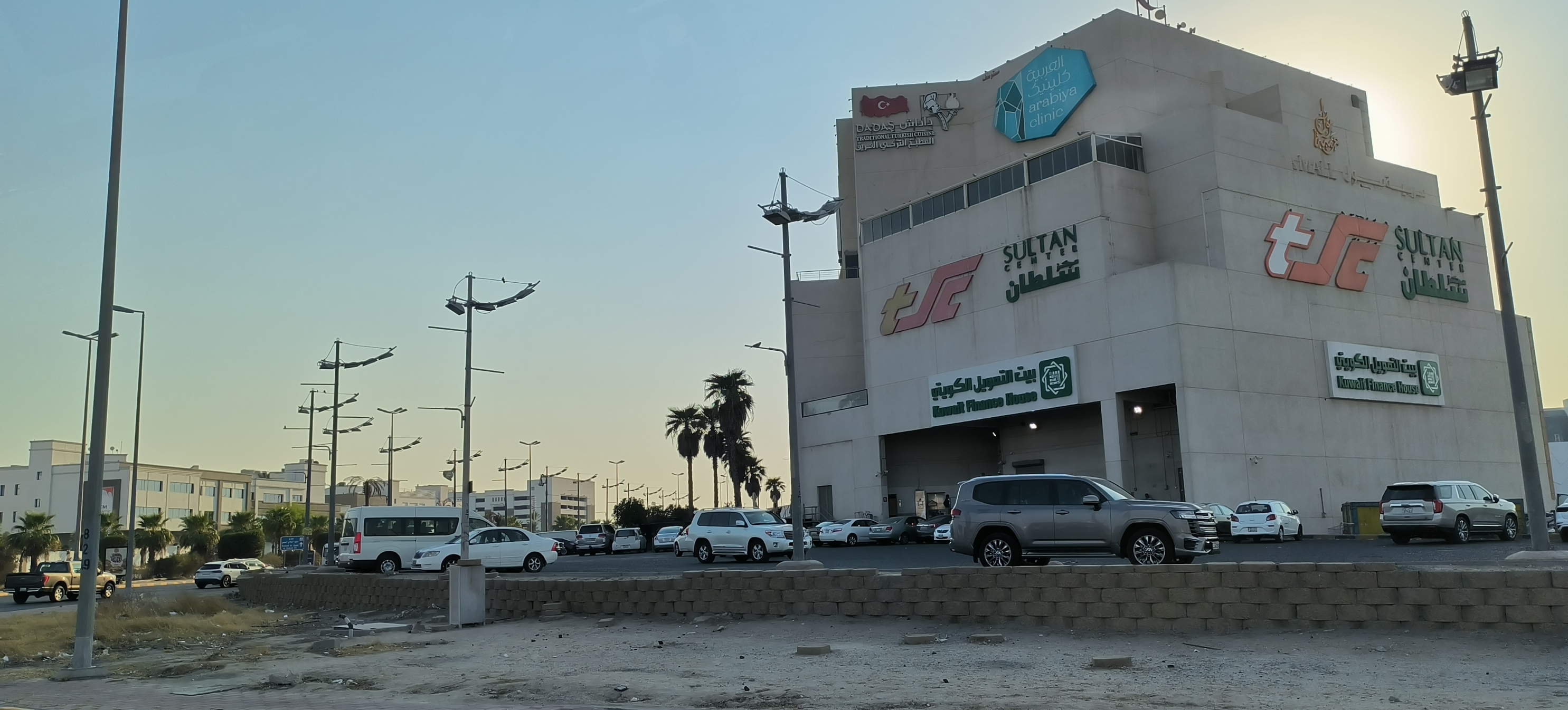 科威特海边的城市，便捷的交通，商超里商品琳琅满目，进口的东西除了蔬菜水果比国内贵，其他的东西价格和国