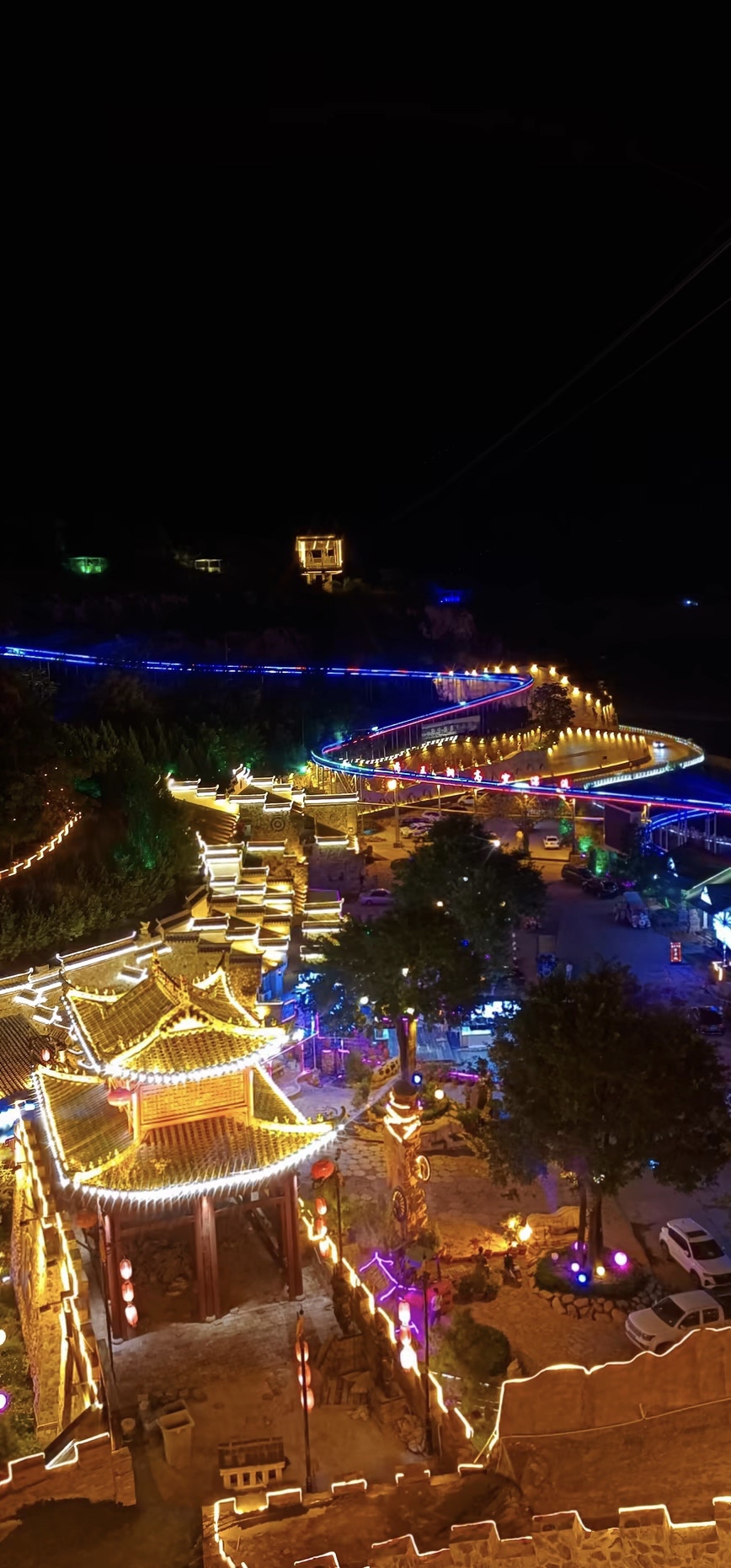 庆阳马嵬驿景区位于甘肃庆城县柔远河东侧，是一处集旅游、餐饮、娱乐等为一体的陇东民俗文化旅游区。该景区