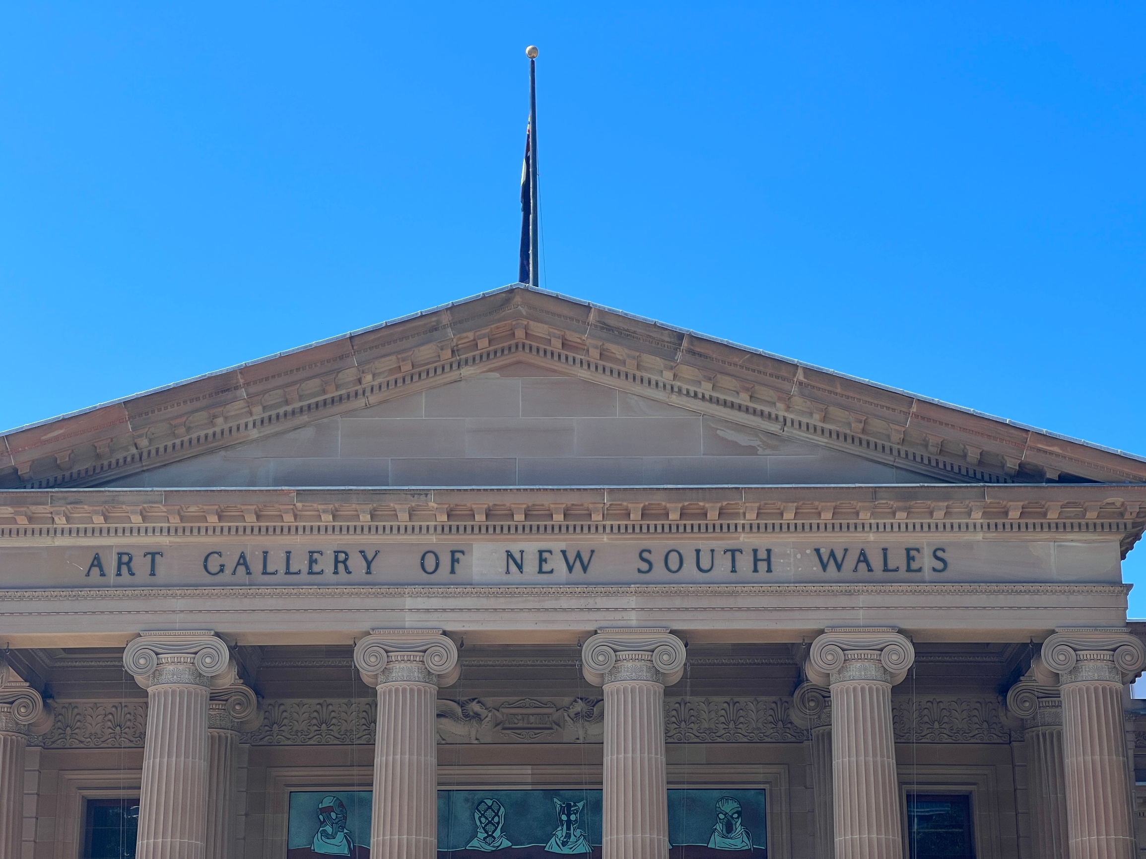 我走进新南威尔士美术馆，立刻被它宏伟的建筑和庄严的氛围所吸引。馆内收藏了丰富多样的艺术作品，每一件都