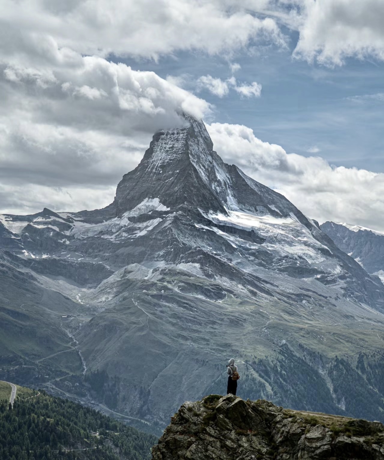 我在瑞士徒步时拍到的人生照片 这次瑞士旅行一共走了6座山头，见证了一次次日升日落，亘古不变和转瞬即逝