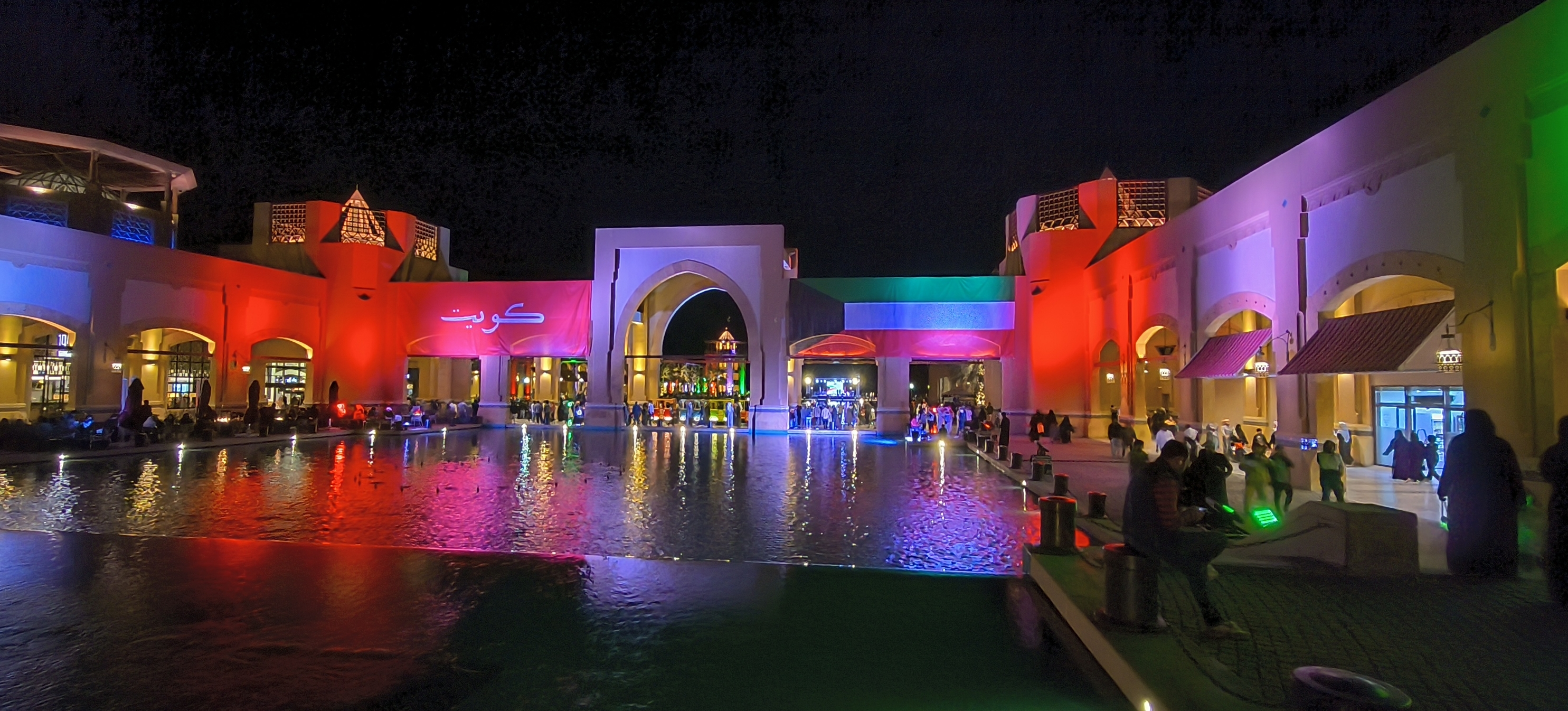 艾哈麦迪省的al kout 市集，国庆日里风光无限，灯光渲染。