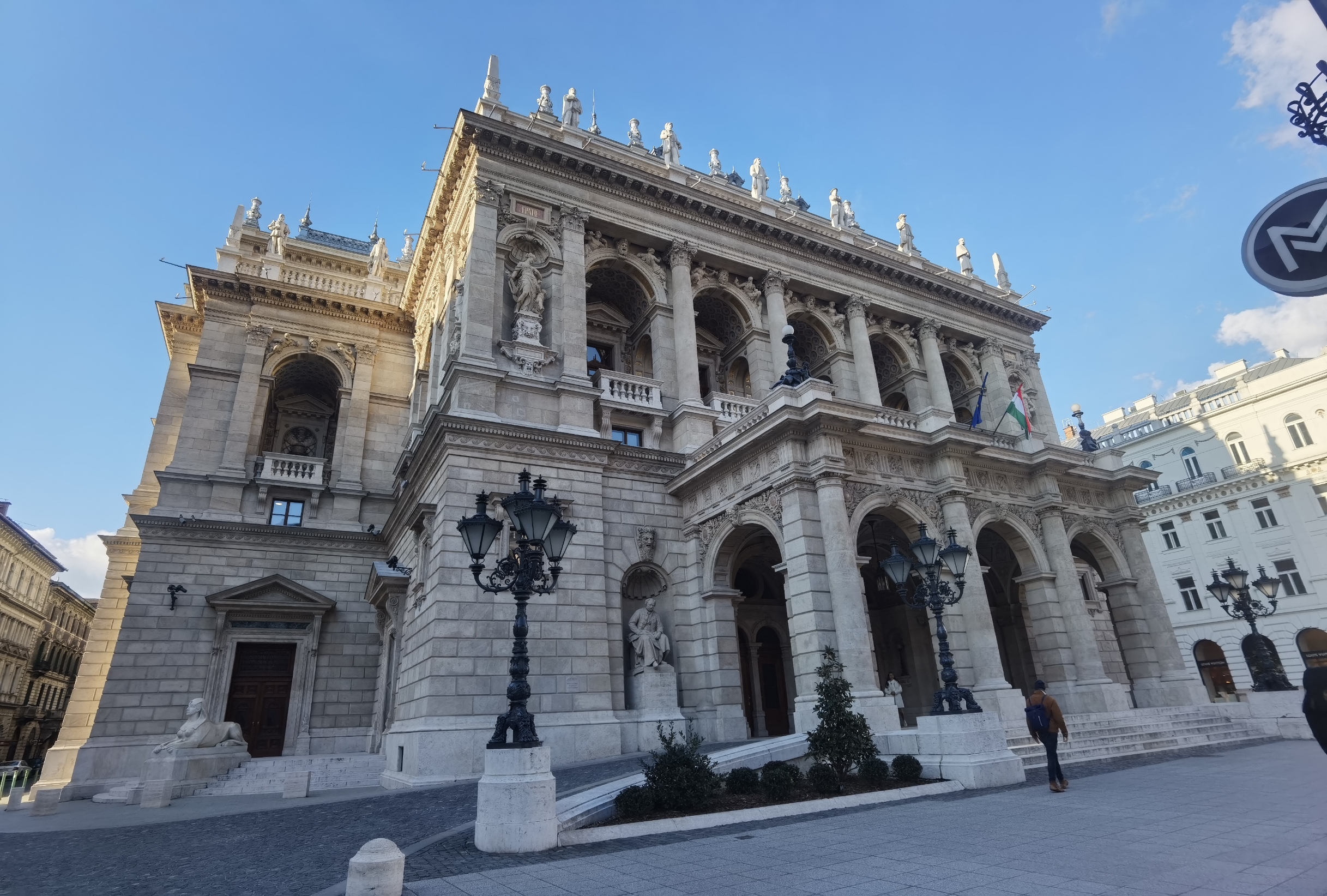 匈牙利歌剧院，灯光暖和，富丽堂皇，很是壮观