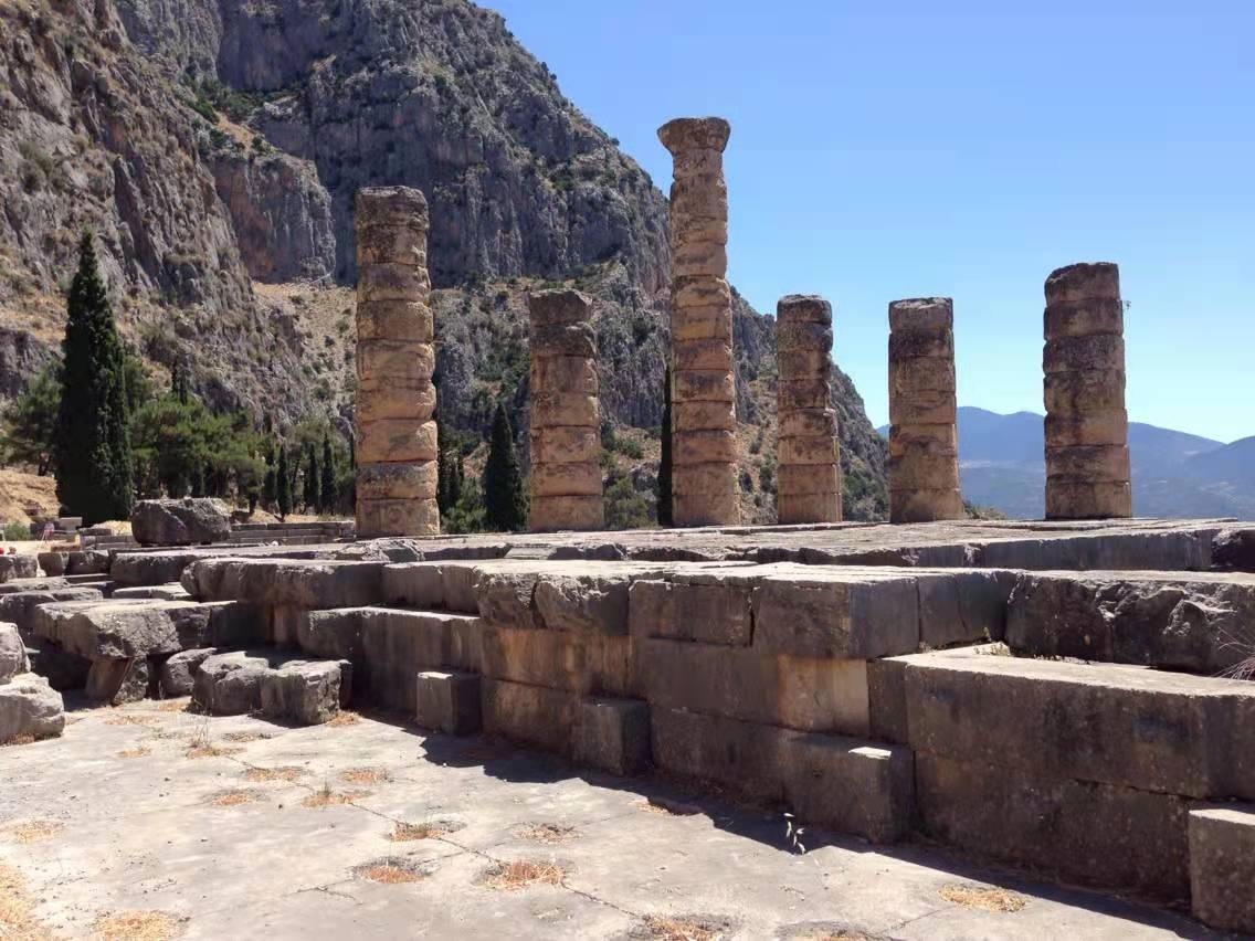 德尔菲遗址位于雅典西北方帕尔纳索斯山麓，遗址系阿波罗神庙所在地，以该庙的女祭司皮提亚宣示的神谕著称。