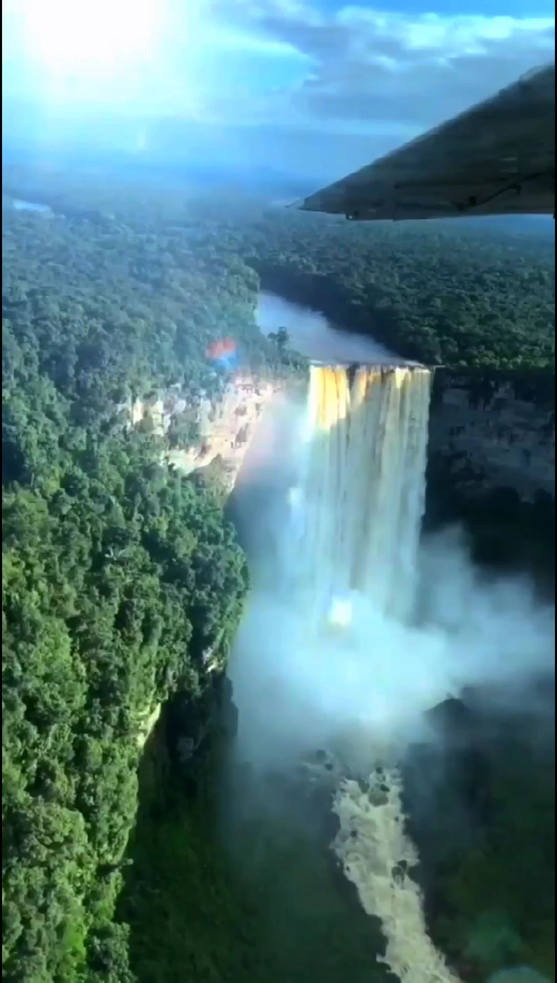 Kayetur 瀑布是地球上最强大的瀑布之一，位于圭亚那西部领土，靠近委内瑞拉边境。大量的水从226