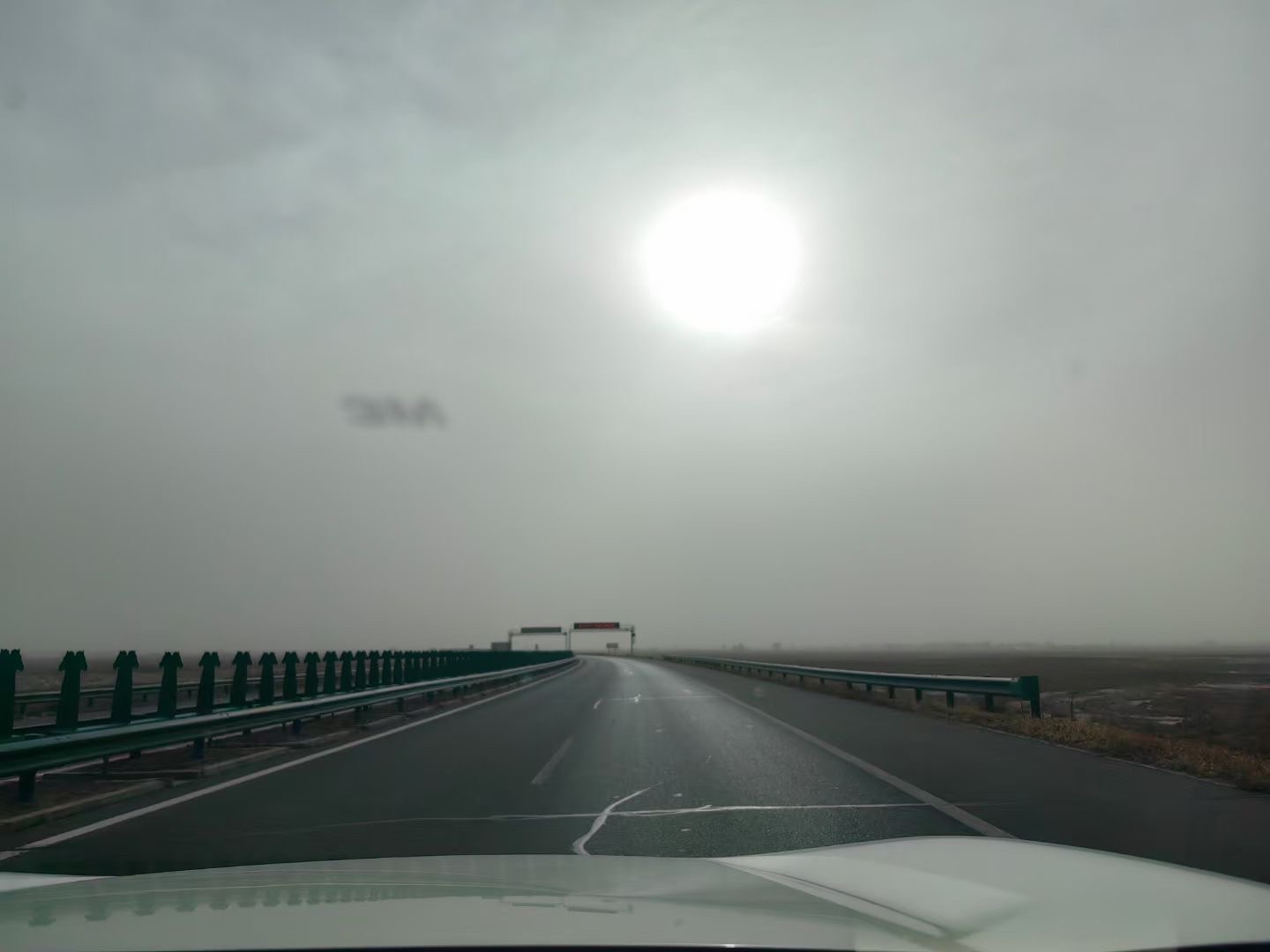 #遮天蔽日的沙尘天气 乌审旗到宁夏盐池，200公里，沙尘天气遮天蔽日，就像此刻的心情！被这乌蒙蒙环境