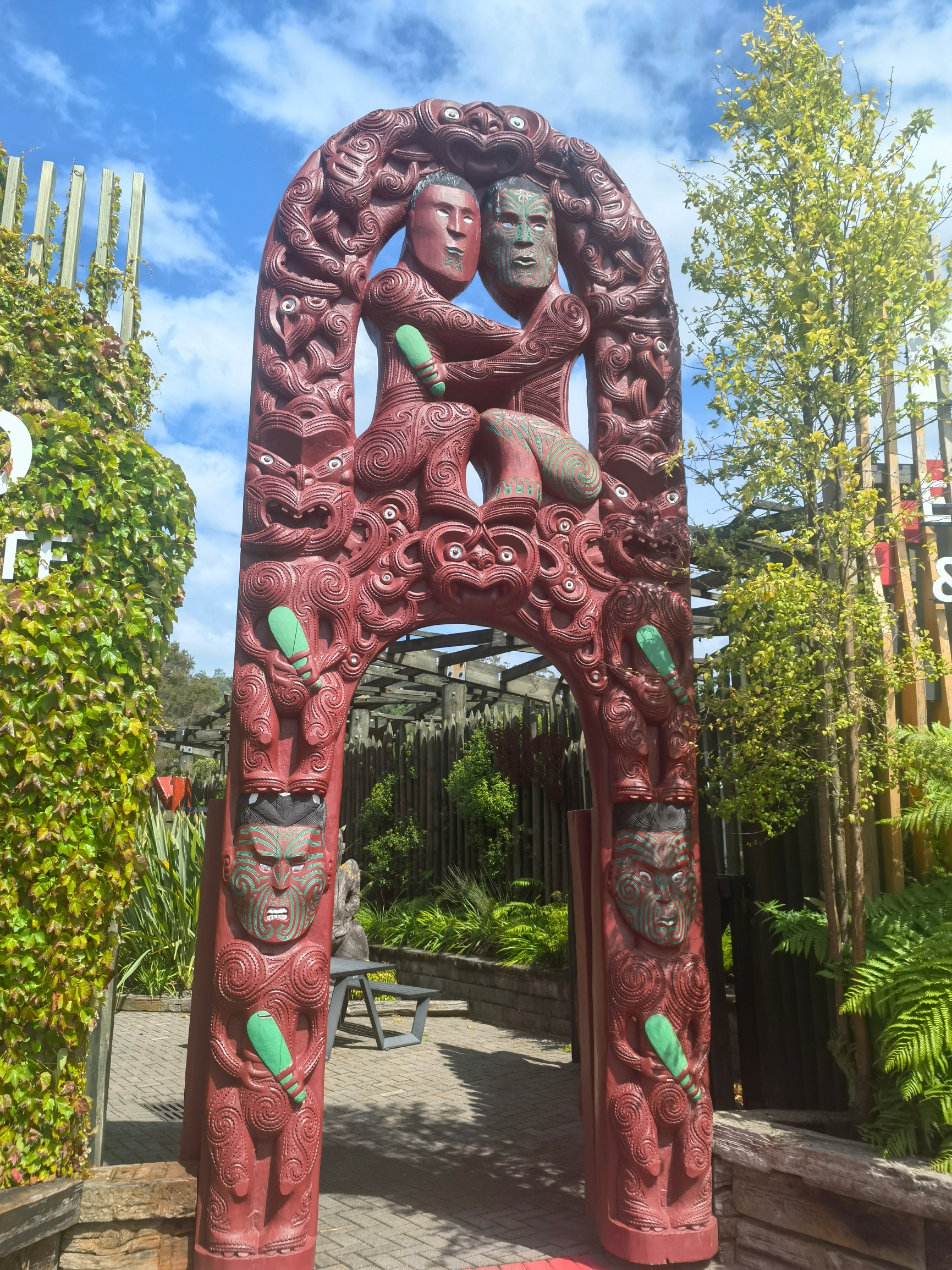 穿越文化的彩虹桥：我们在毛利文化村的灵魂之旅