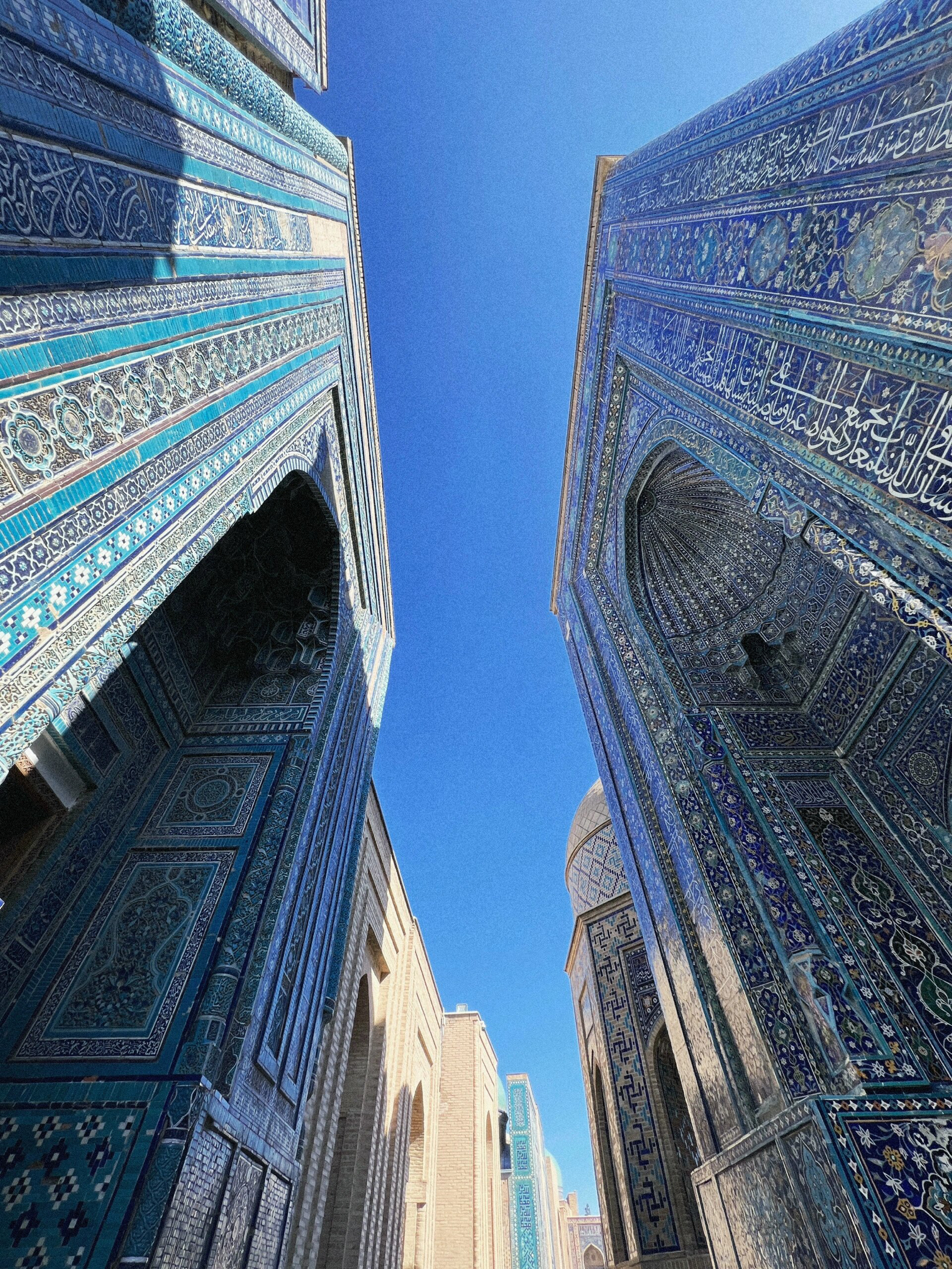 🕌【撒马尔罕——丝绸之路上的蓝色瑰宝】🇺🇿  撒马尔罕，这座位于乌兹别克斯坦的古城，以其华丽的蓝色陶