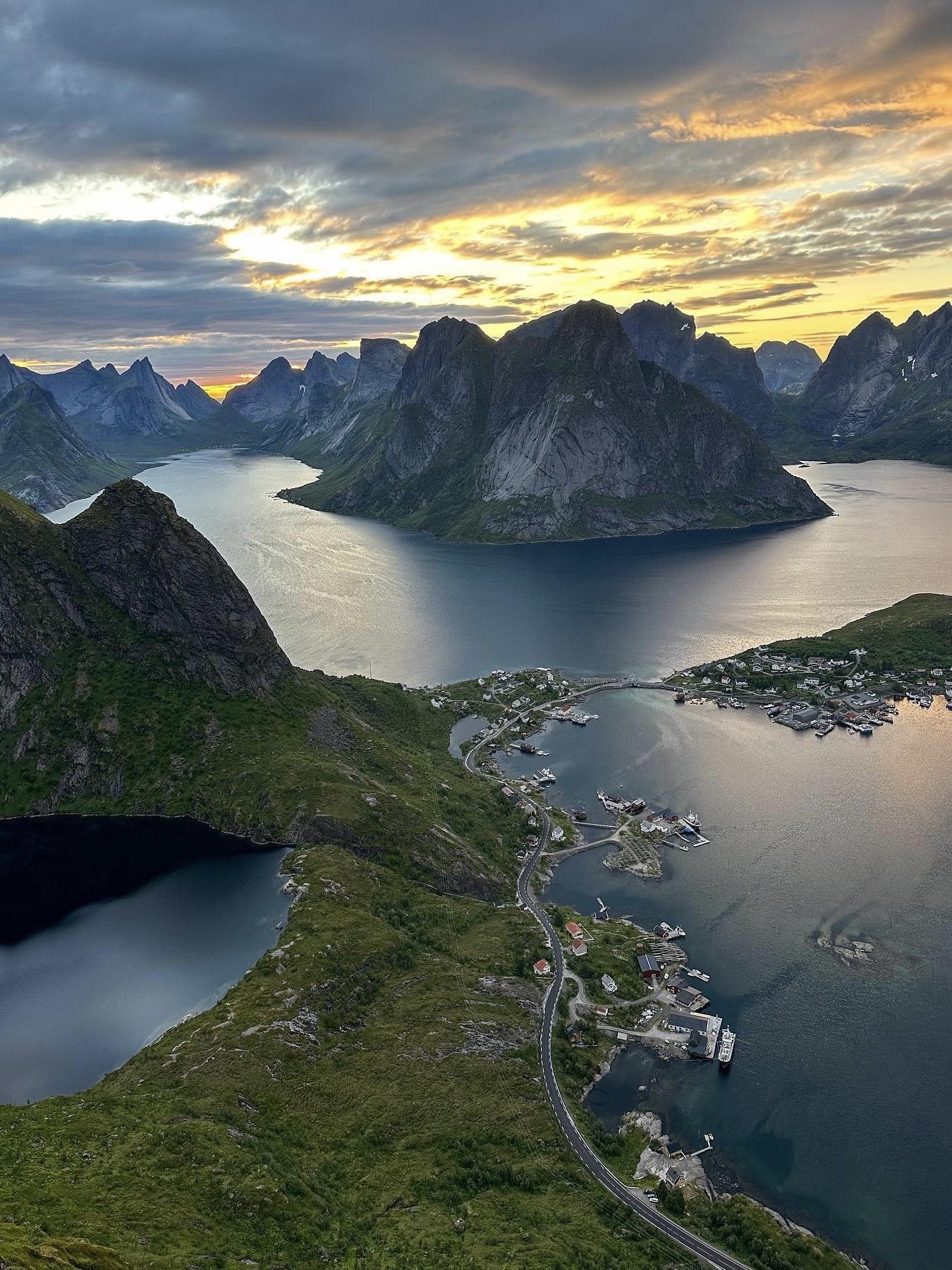 曾经地理书上的峡湾地貌 如今就在脚下 #挪威
