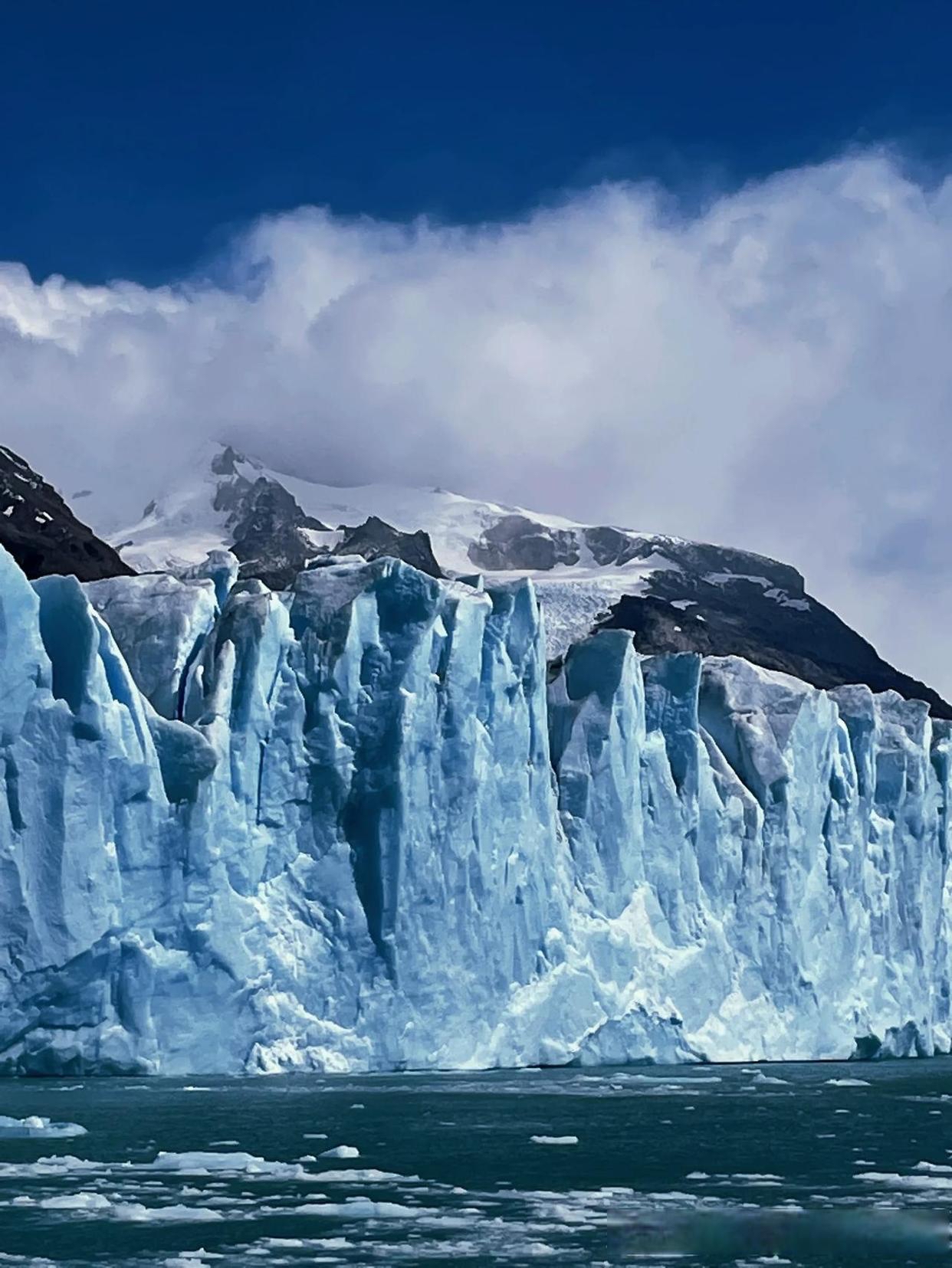 阿根廷湖的冰川世界