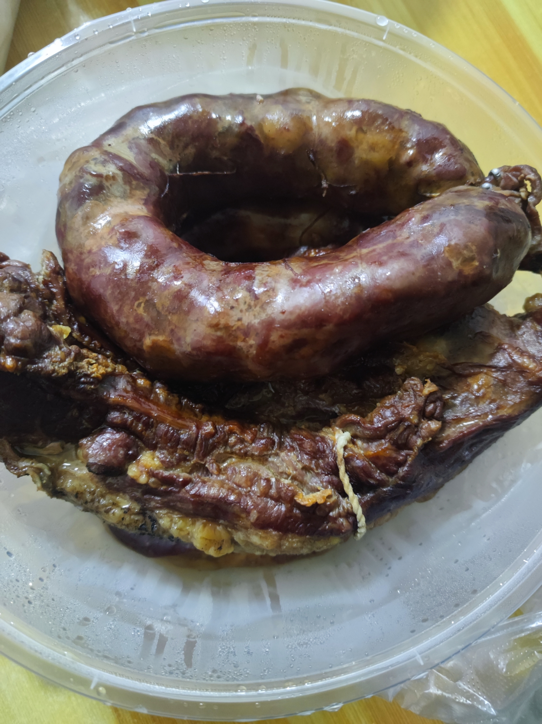 吉木萨尔哈萨克自家养的熏马肉熏马肠，味道好，价格实惠，主要是吃的放心，没吃过熏马肉的小伙伴一定要试一
