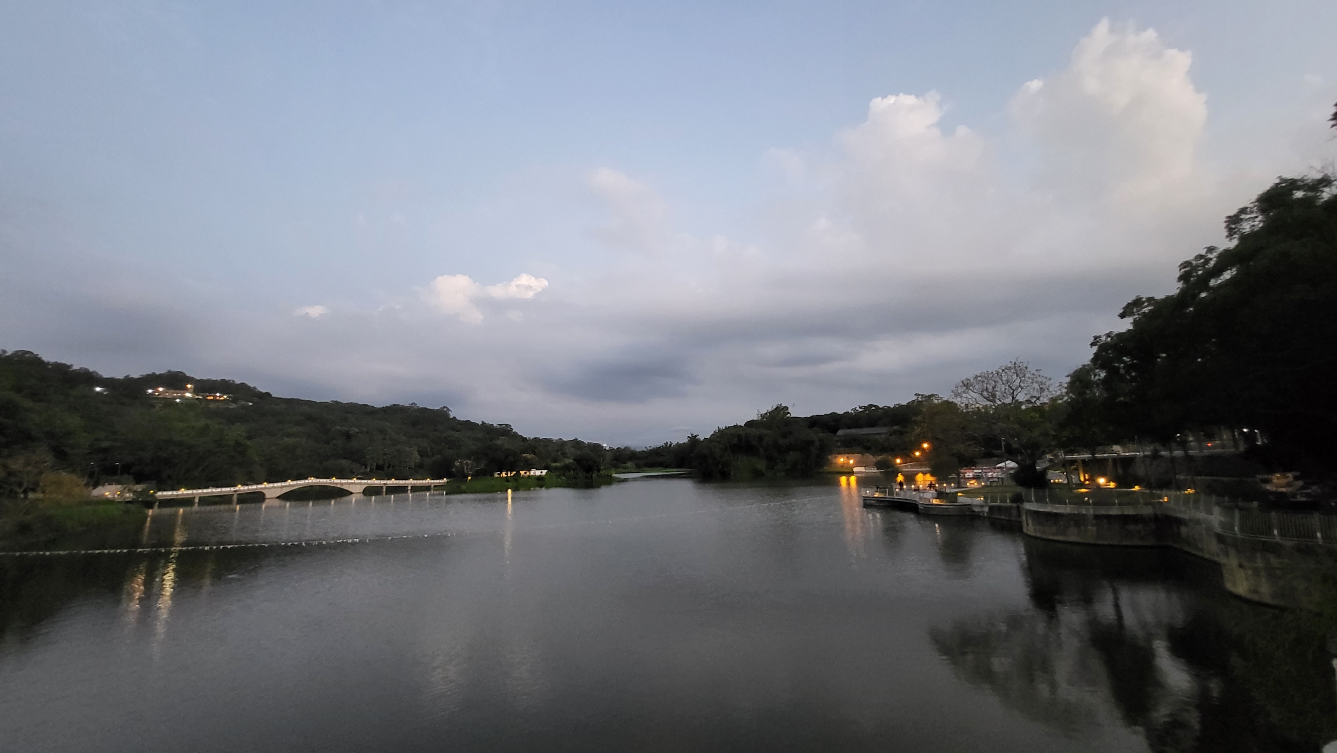 來新竹走跳之青草湖  青草湖離新竹車站約4公里左右，開車過來約10多分鐘。風景優美，可以沿著環湖步道