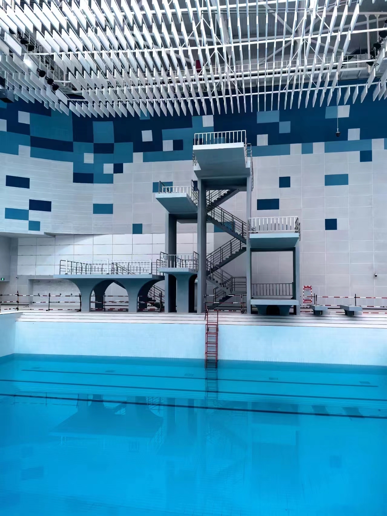🏠在凤凰体育馆附近的白海豚游泳馆设有游泳、跳水、戏水等功能,算是厦门的一处大型游泳馆，弥补了厦门水上