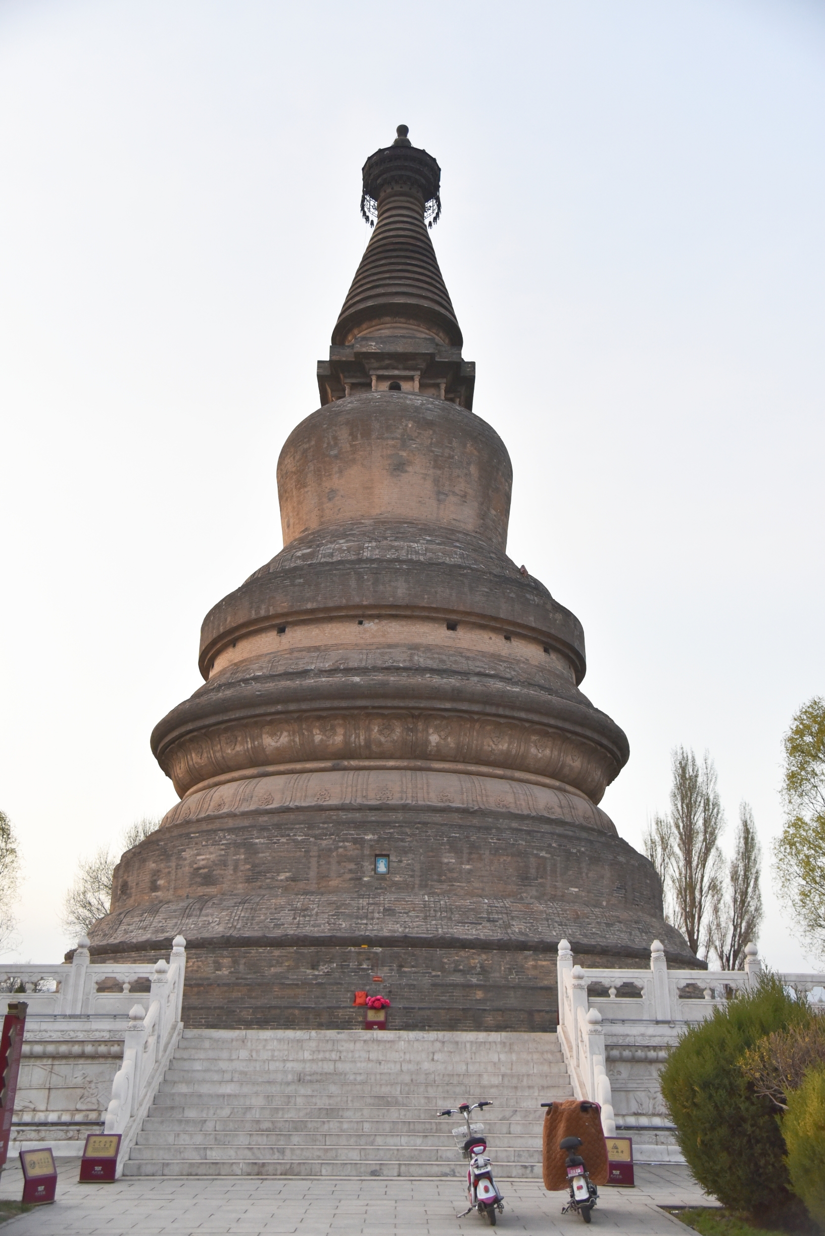 代州阿育王塔，俗称白塔，始建于隋仁寿元年(公元601年)，是中国十九座被佛教界尊崇至极的释迦牟尼真身