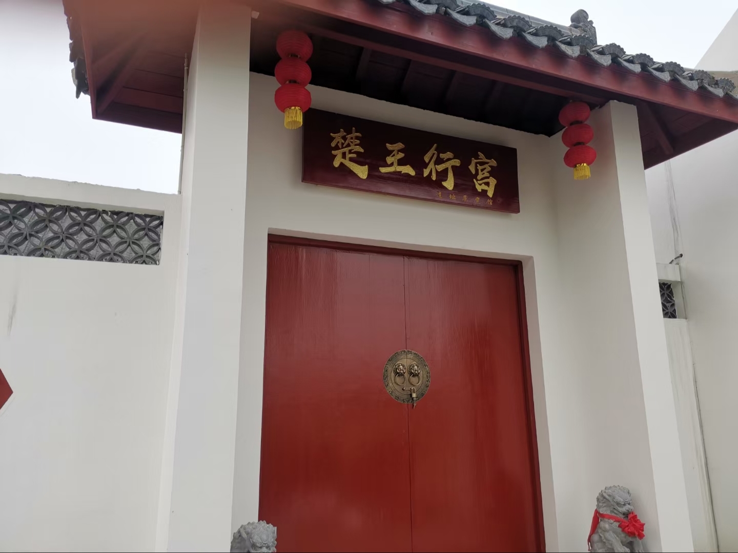 这个遗址位于江陵县资市镇青山村，2019年10月7日，青山遗址被国务院公布为第八批全国重点文物保护单