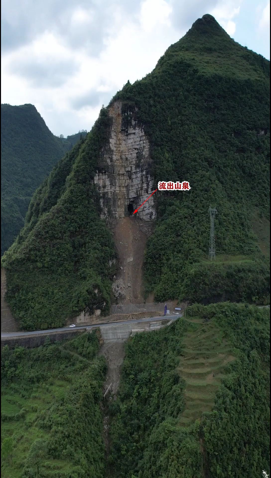 贵州深山塌方惊现山洞，每逢雨季冒出滚滚洪水，为何水从山顶流出