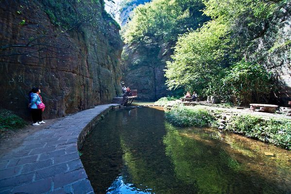 游玩龙潭大峡谷心得  龙潭大峡谷，位于中国湖南省张家界市，是一处自然与人文景观交融的旅游胜地。我有幸