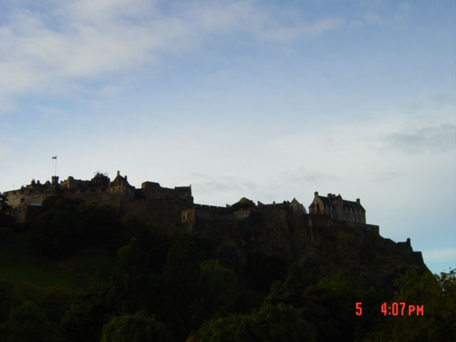 #探访历史名胜古迹 不错不错，夕阳下，爱丁堡的远山