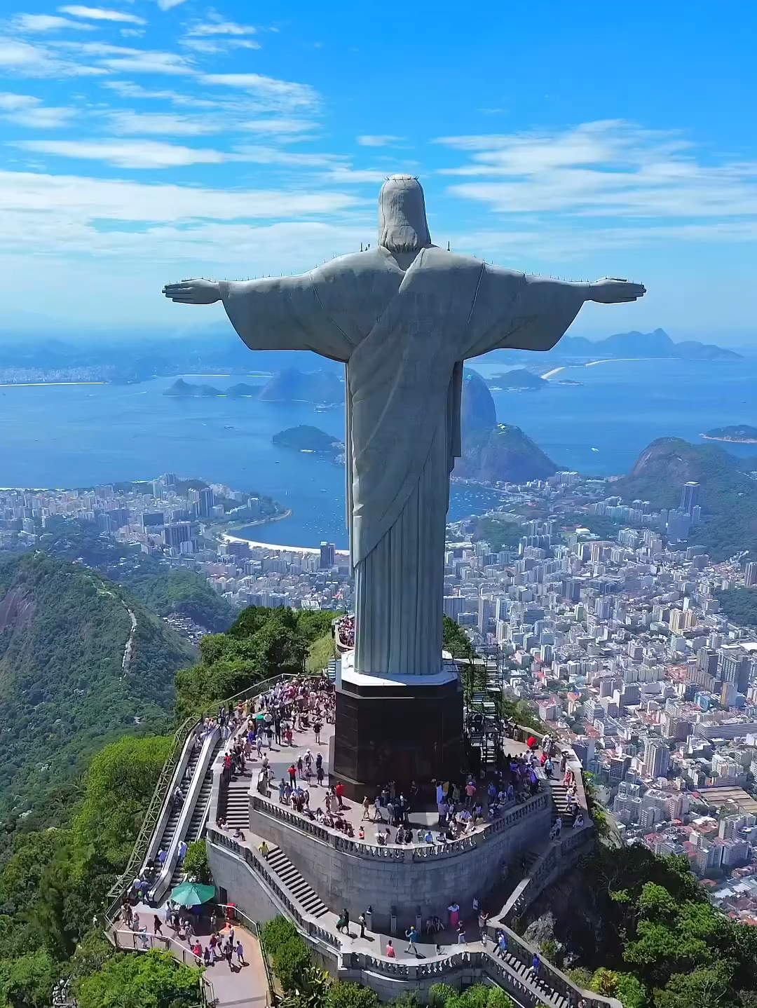 这里是足球第一城-巴西里约热内卢，速度与激情拍摄取景地，这里有着世界新七大奇迹之一的巴西基督像，基督