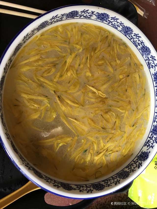 云南蒙自火烧房子菊花过桥米线