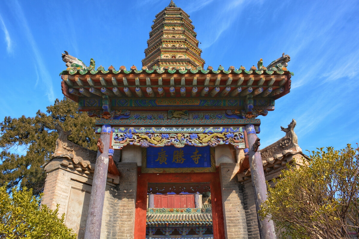广胜寺为国家AAAA级旅游景区、全国重点文物保护单位，位于洪洞县城东北17公里霍山南麓。  寺庙始建