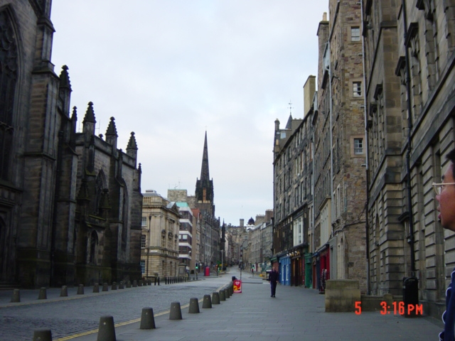 #街景随拍 不错不错，爱丁堡的主街，两边都是古老建筑