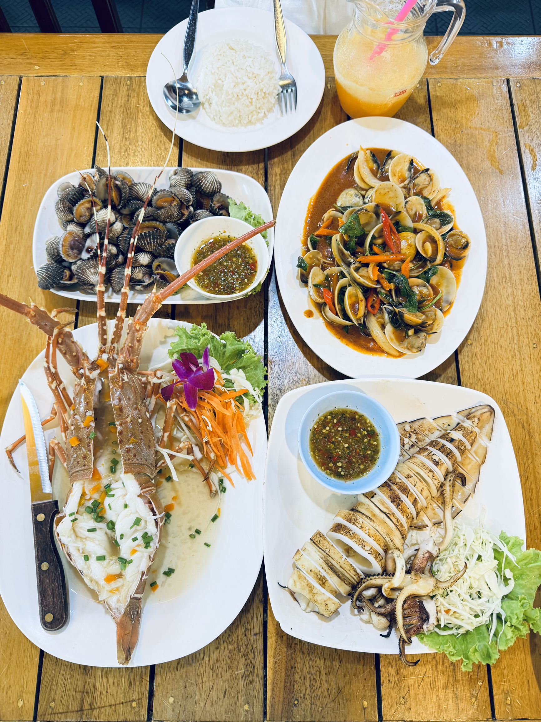 第一海鲜餐厅，距离江西冷百货商场不远处，总体价格比较实惠，且都是活海鲜，店家有中文服务，有花螺，血蛤