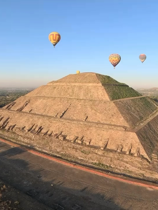 來墨西哥城坐熱氣球飛越特奧悌華坎的太陽金字塔和月亮金字塔是必須的 要不就白來一趟啦[Joyful]