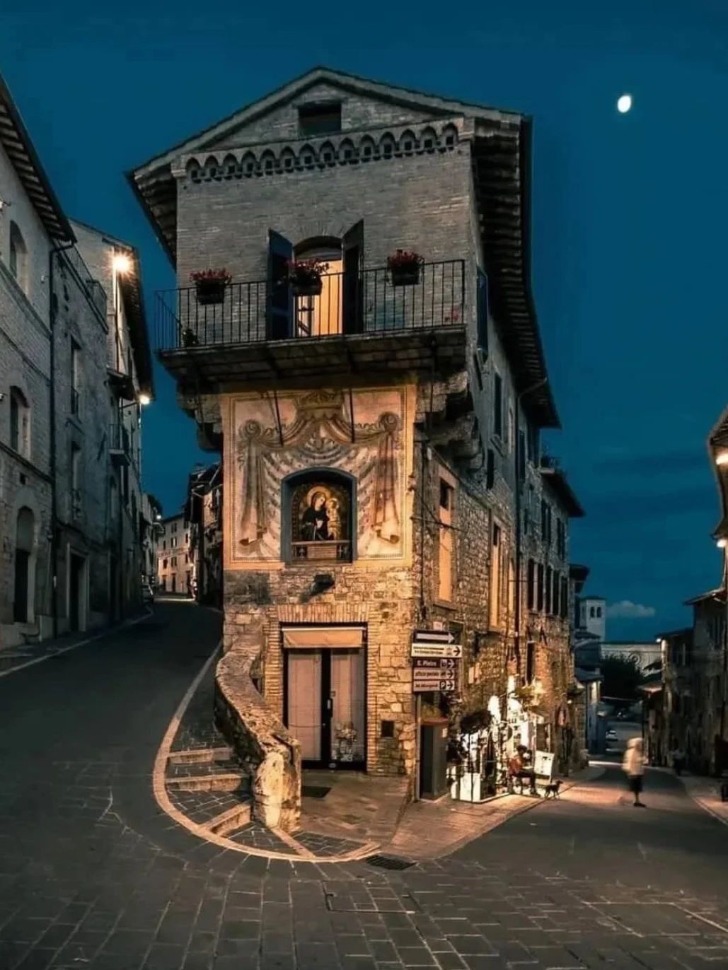 📍阿西西，位于苏巴修山的西侧，是意大利🇮🇹的一个城市。- 💌指南 ♟苏巴西奥山 又称“苏修山”，位于