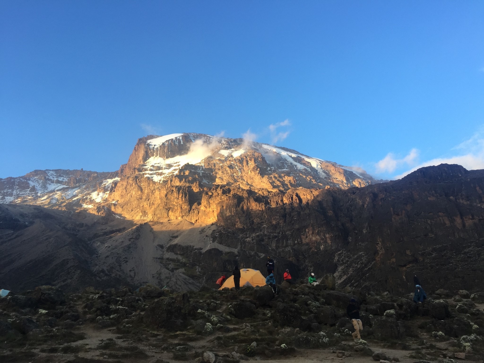 乞力马扎罗国家公园登山起点处（Kilimanjaro National Park）。其实距离挺近的，