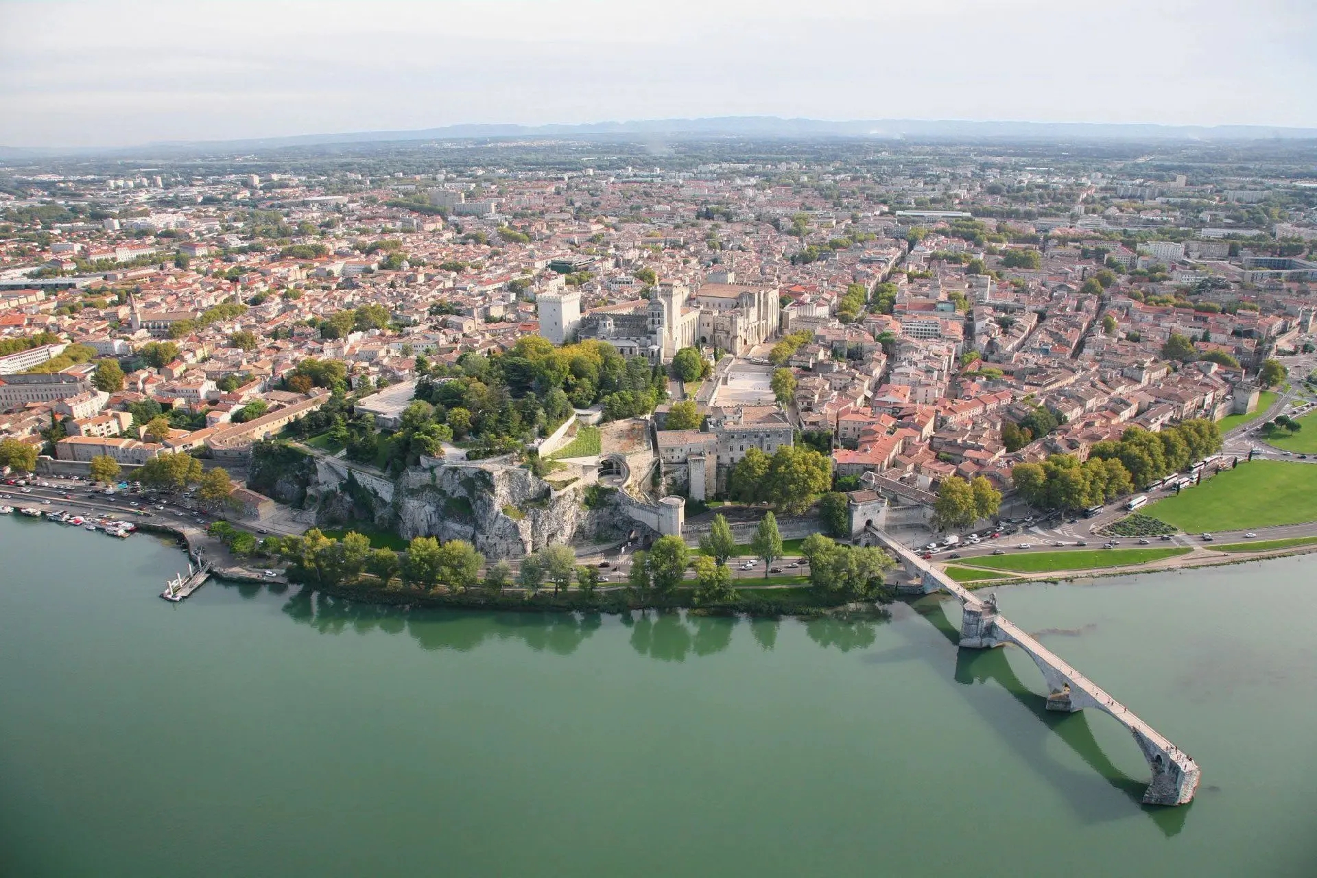 法国🇫🇷阿维尼翁。阿维尼翁（Avignon）是法国东南部城市，沃克吕兹省首府。在罗讷河（Rhone）
