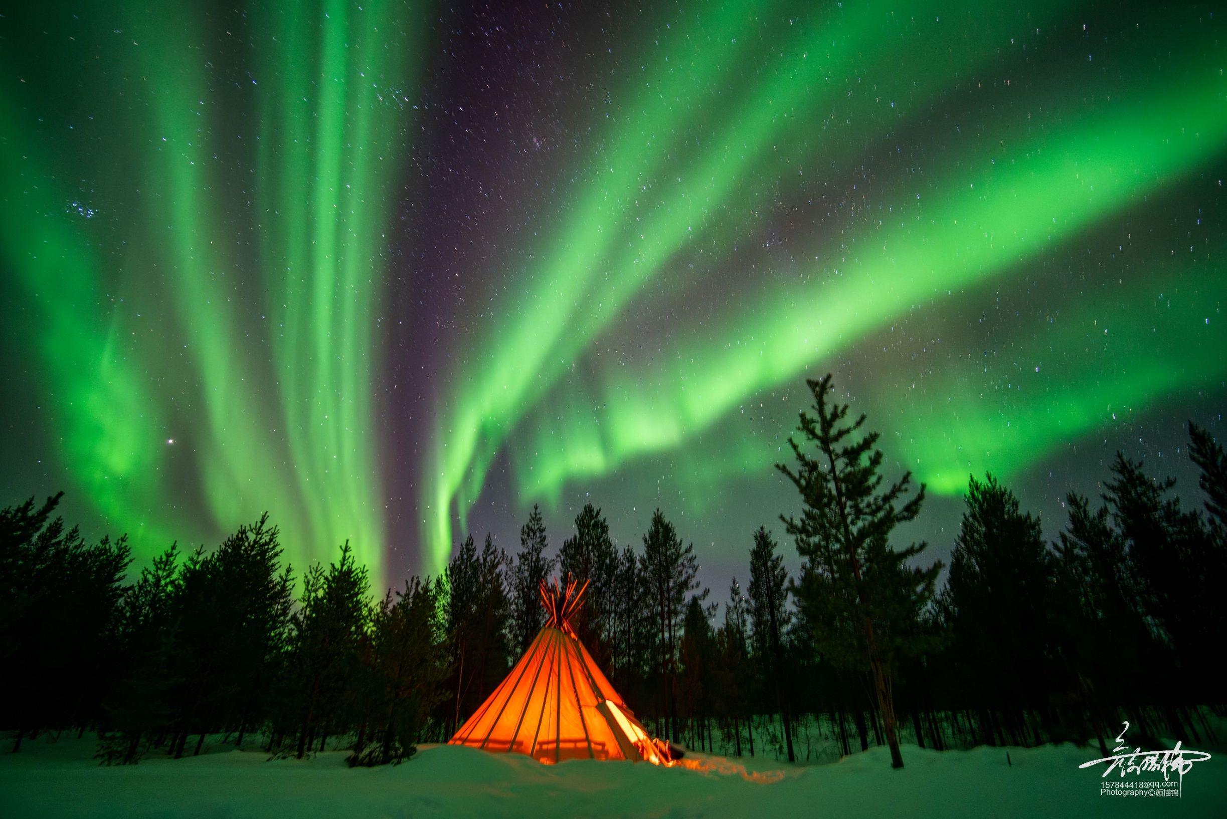 芬兰北部的拉普兰地区，尤其是罗瓦涅米(Rovaniemi)和伊纳里(Inari)附近，是冬季观赏极光