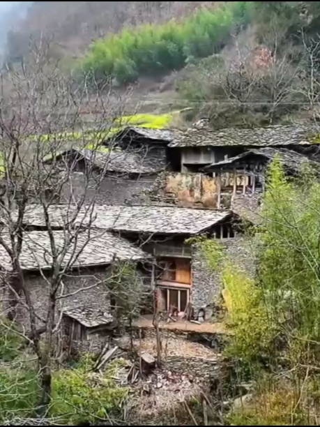 陇南文县一个以石头为城的古村落，这里有被时光拉长的旧影，一间间石屋充满了故事感#值得去的古镇古村