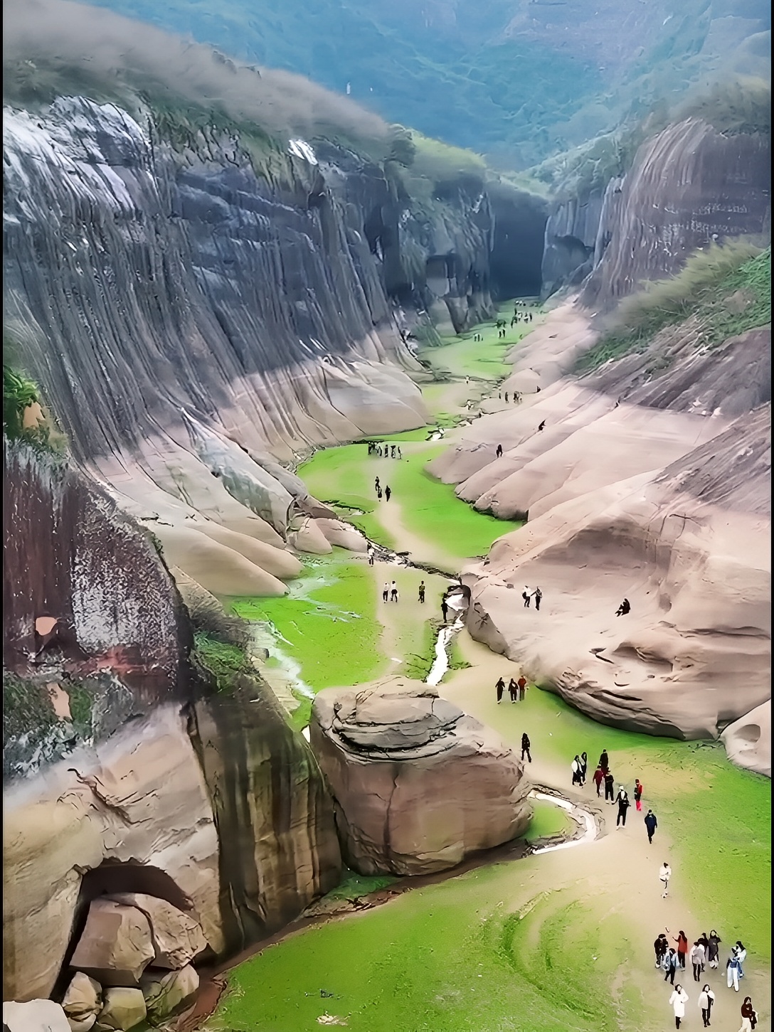 形成于亿万年前的丹霞地貌，因水库干旱见底变成绝美大峡谷#双桥水库 #湖南郴州旅游网红点 #郴州旅行