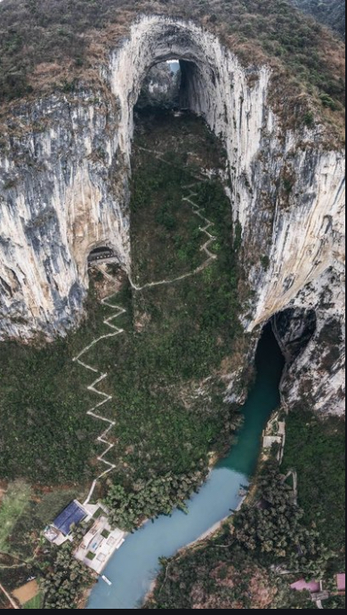 贵州宝藏旅行地 | - 格凸河是一个拥有独特自然风光和丰富文化底蕴的旅游圣地。 - 这里有壮观的喀斯