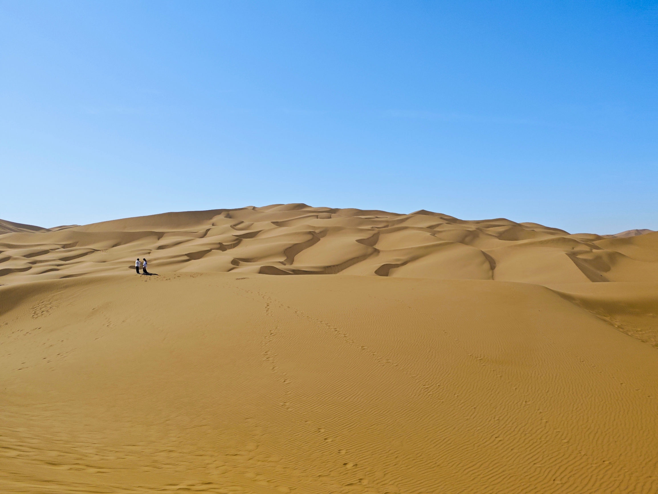 新疆游第3站:库木塔格沙漠第二高点看一半沙漠一半城