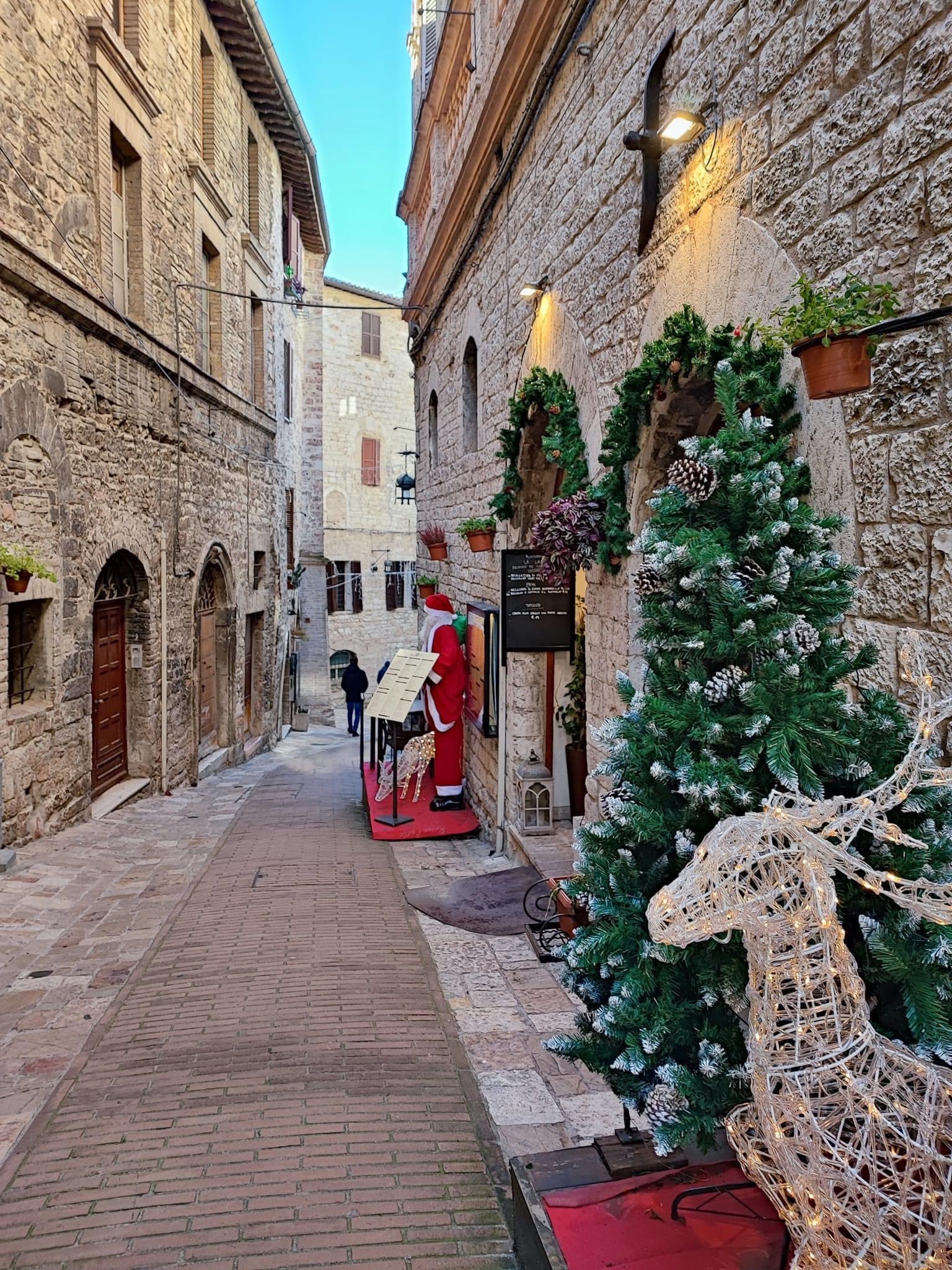 Il centro storico di Assisi prima di Natale.