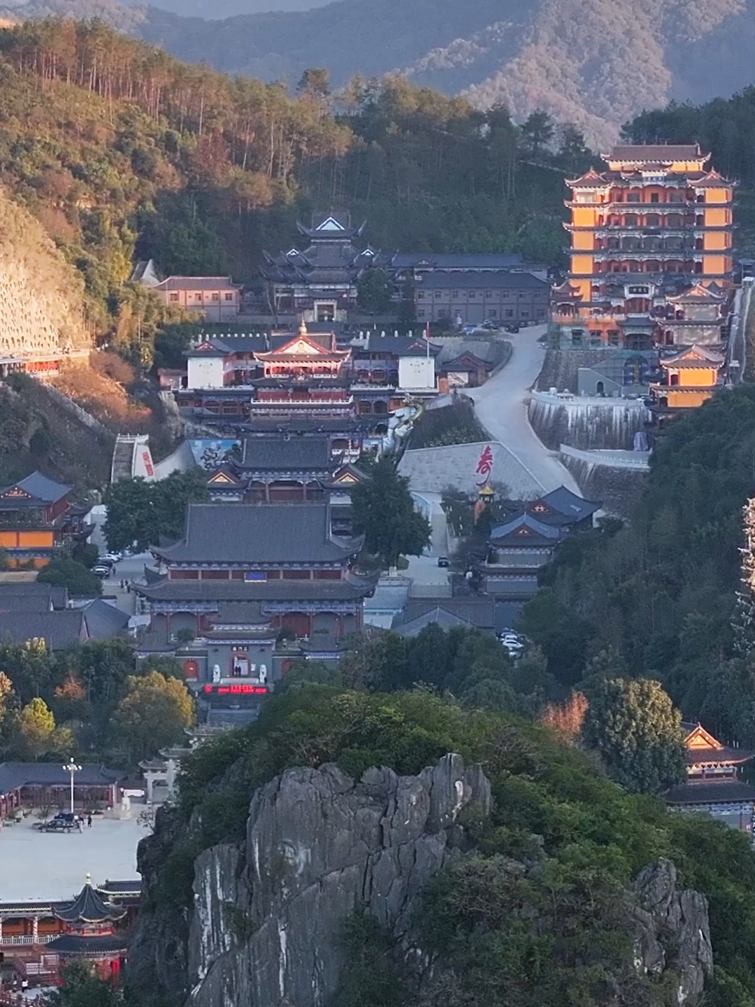 广东深山里千年古寺，韶关东华禅寺，始建于公元502年，殿宇宏伟壮观，透露着宝刹灵气！