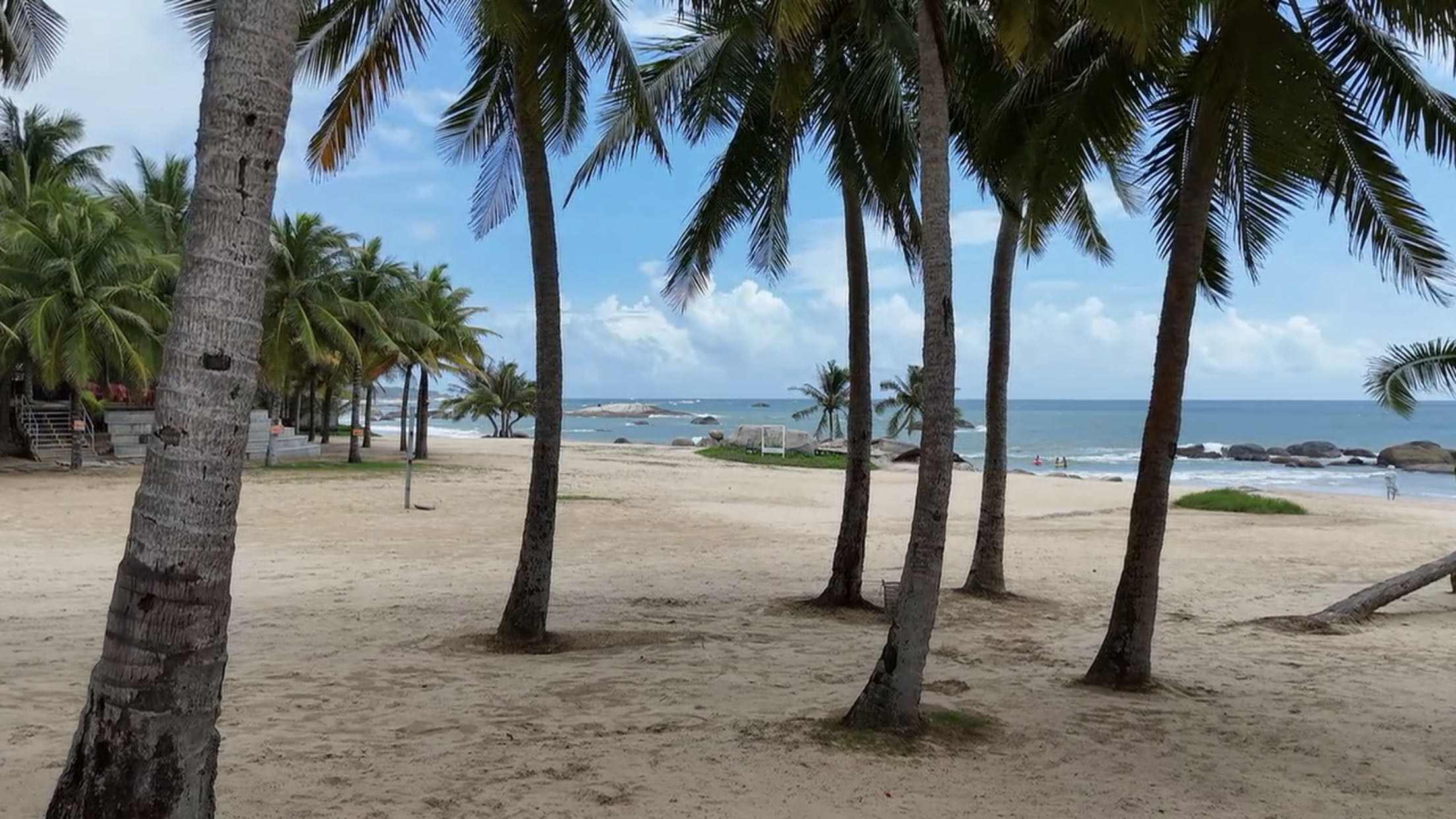 海水清澈，沙滩细腻，椰树成荫，淇水湾太美了。
