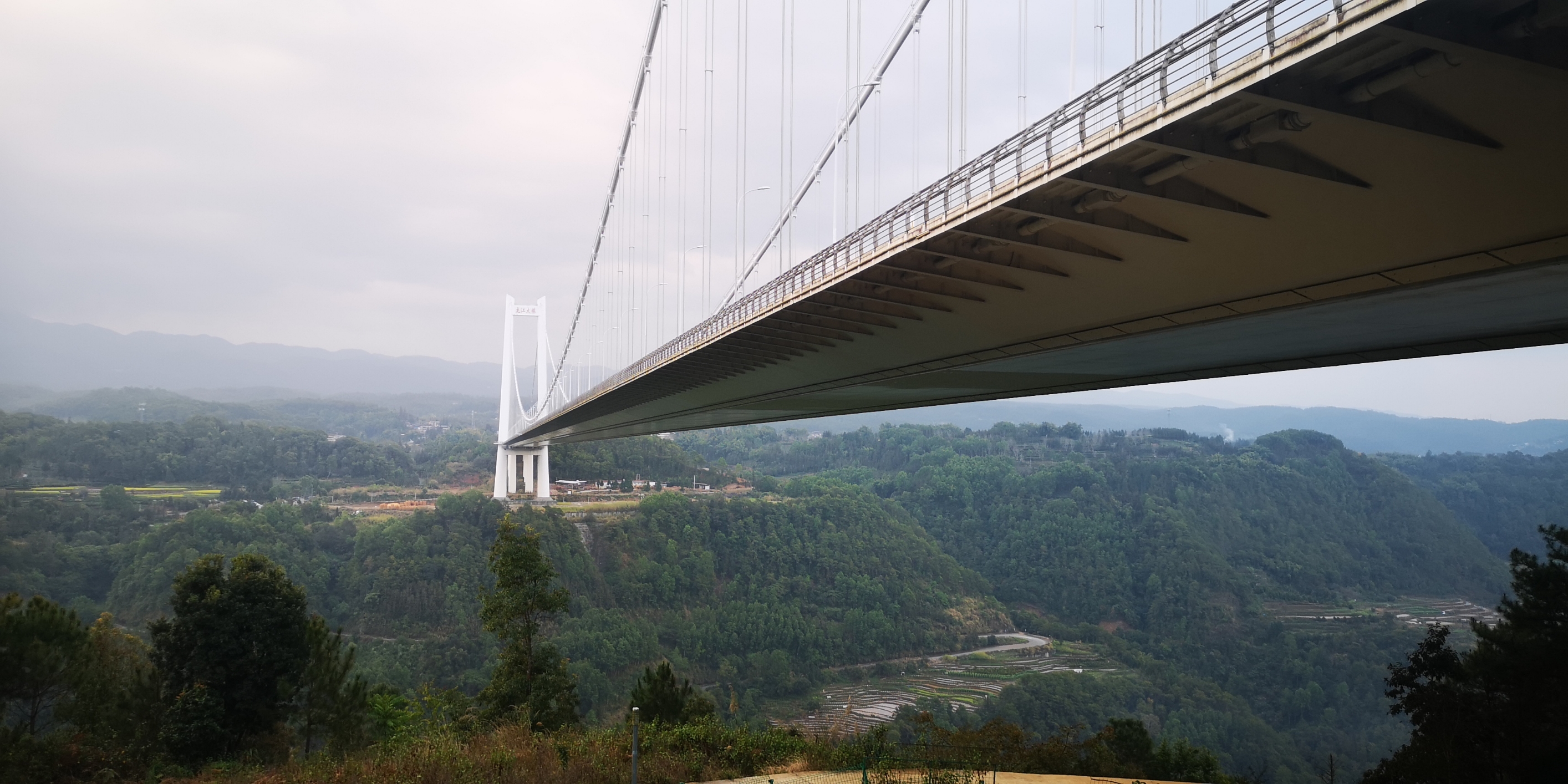 云南龙江大桥，位于云南德宏到腾冲的必经之路，使得腾冲到芒市缩短了时间和距离。是伟大的工程。
