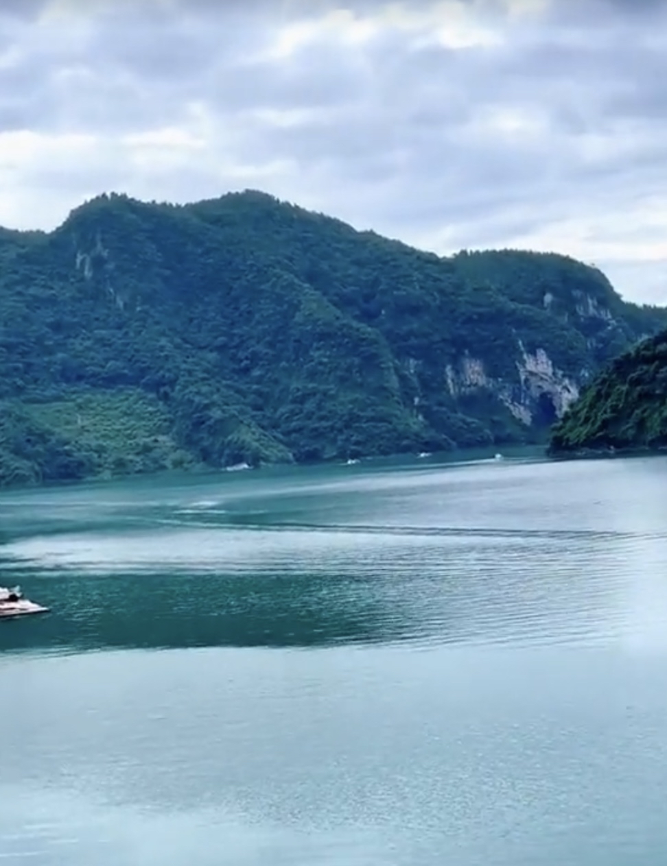 #有山有水风景 湖北的恩施有着中国的“仙本那”之称，尤其是大峡谷景区真的很漂亮！