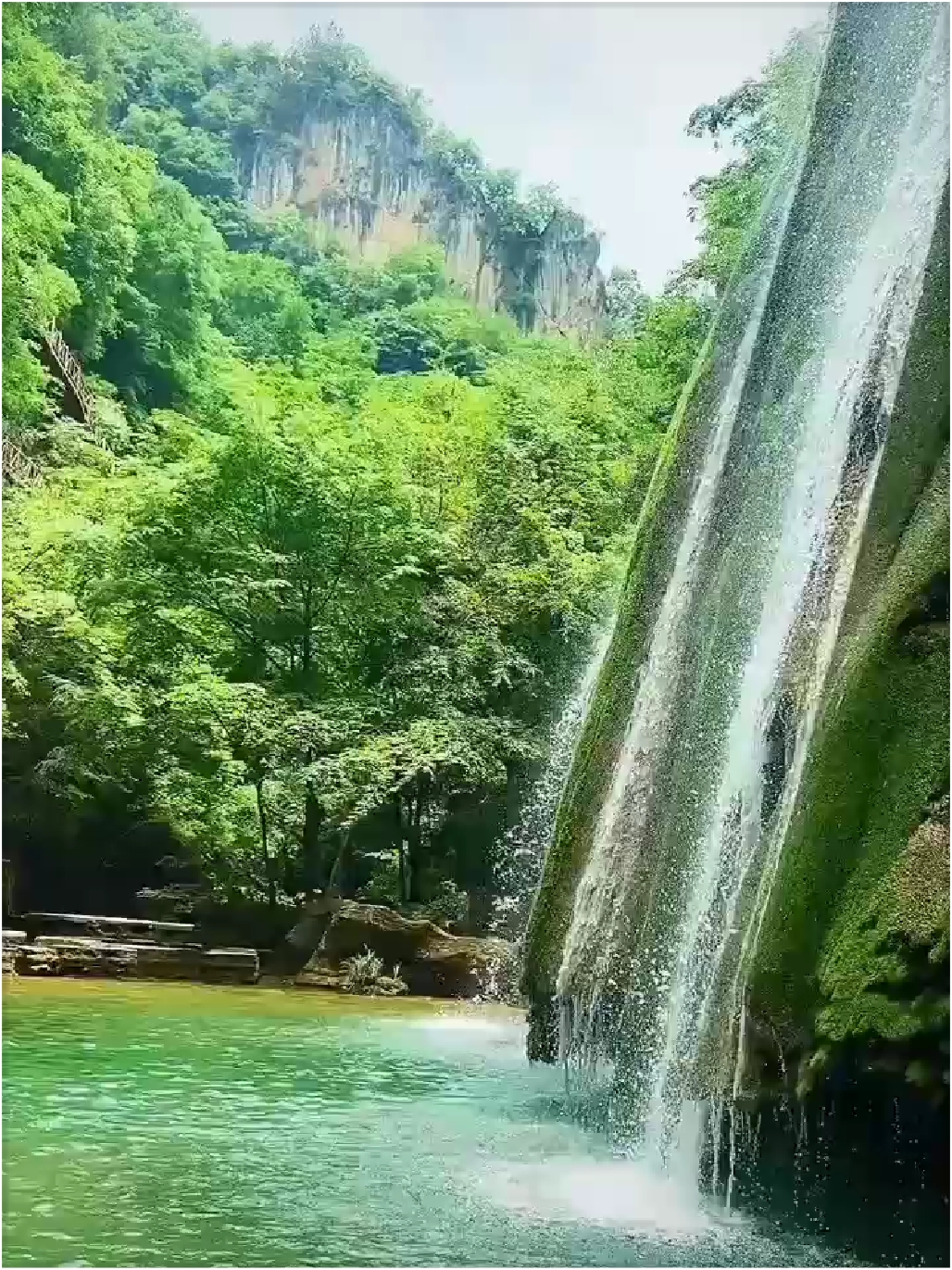 香水河风景区内的主要景点包括：   1. 天书崖：天书崖是香水河风景区内最著名的景点之一，因崖壁上的