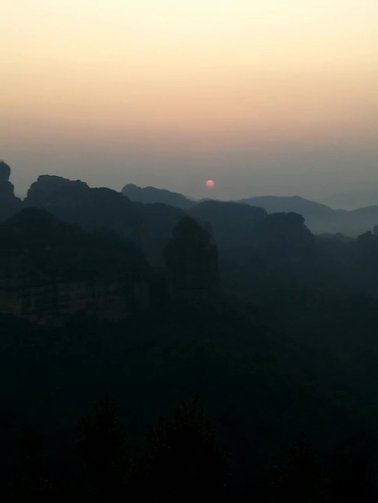 总得带喜欢的人一起去丹霞山看日出吧！