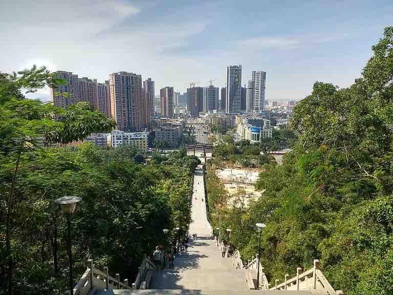 深圳市光明区的红花山是一个著名的公园，它位于公明街道振明路88号[1]。这个公园占地251706平方