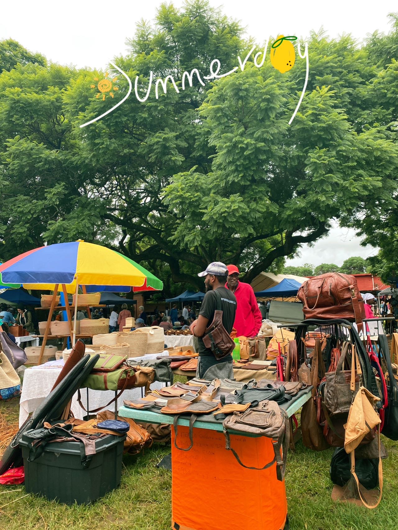 跑马场早市 哈拉雷很受欢迎的一个市场。非洲特色工艺品、美食！每周六或者周日开。后面的跑道里还有一家海