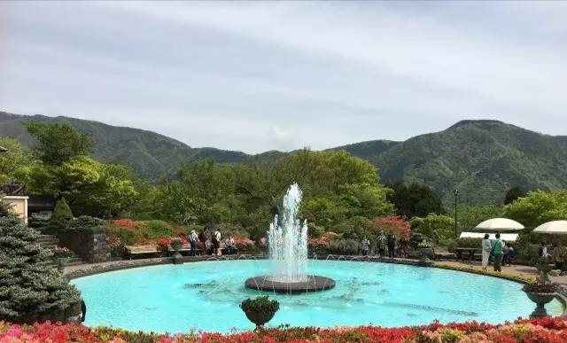 日本奈良的喷泉，住在温泉酒店，体验日式温泉，观赏天然美景很惬意。