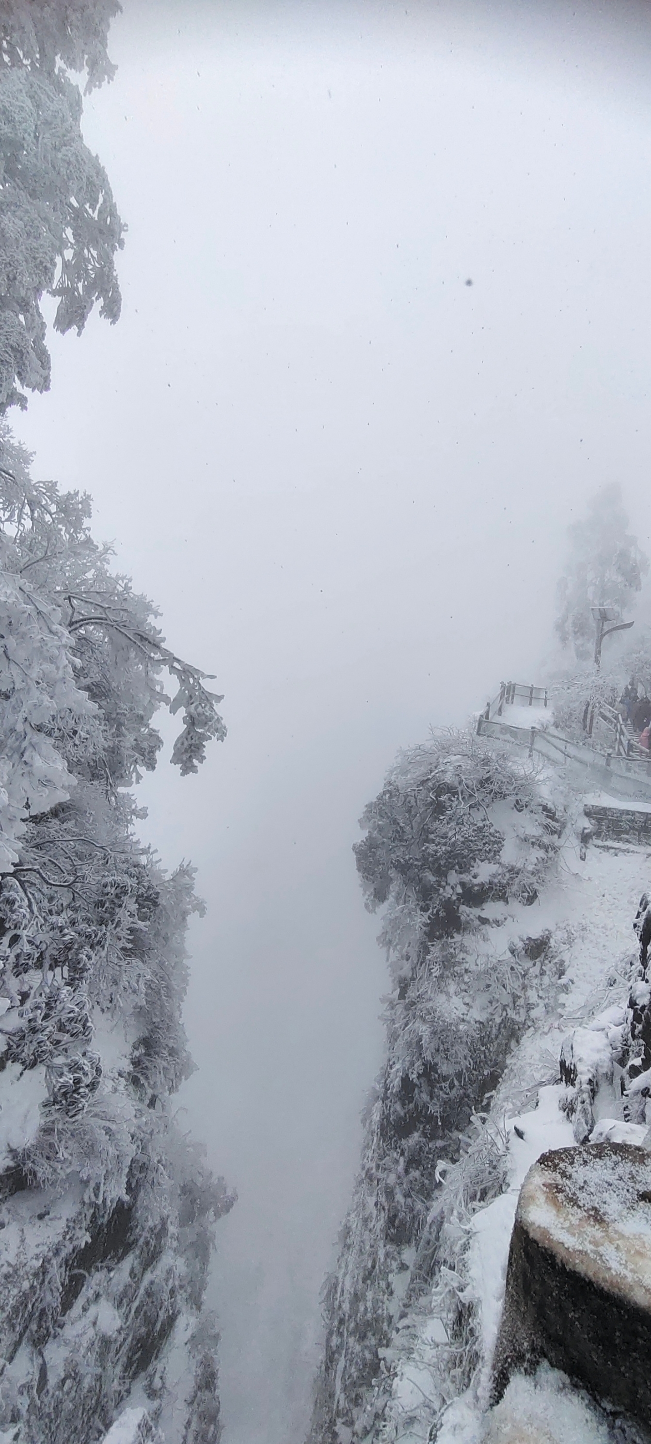 上雪山要记得带上帽子，皮手套啊亲们