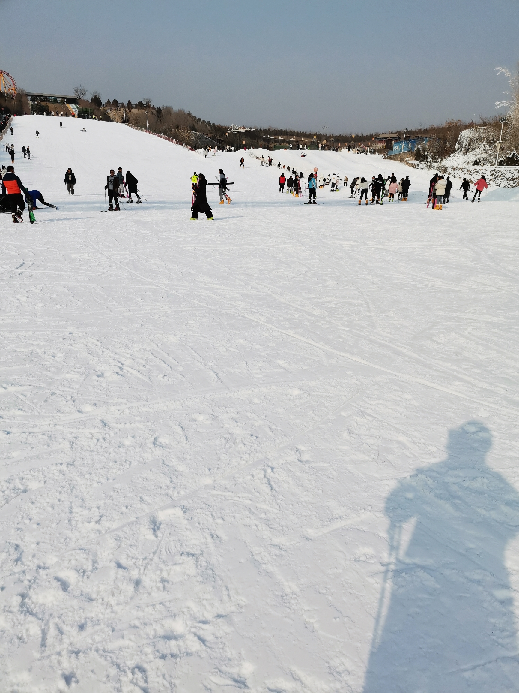 #五龙山滑雪场 景色不错，可以看风景，看动物，还可以滑雪，旁边的美食也不错！距离郑州很近，开车去办的