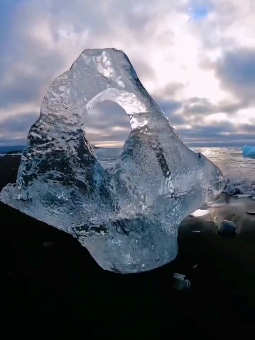 震撼的“蓝冰洞”像极了光遇里的场景 该用什么理由分享给你！#蓝冰洞