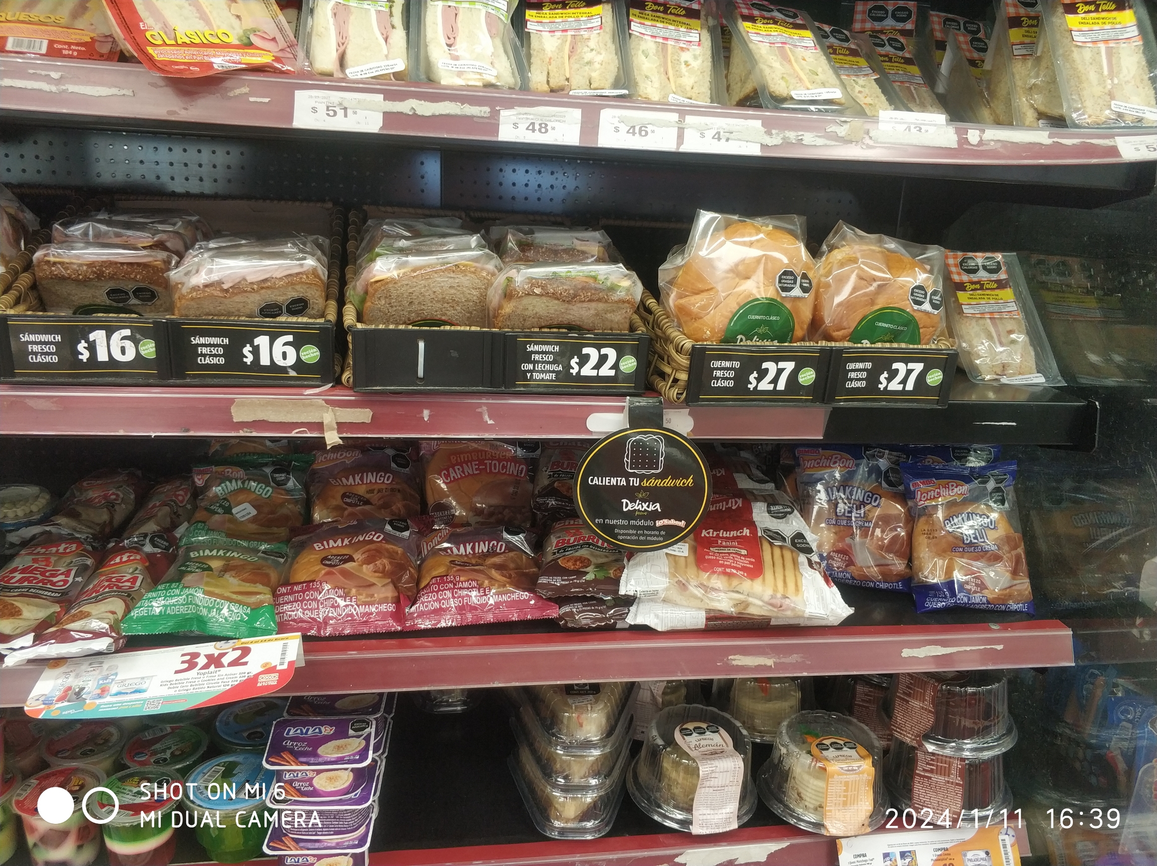 这是加油站旁边的超市面包和数据线的价格，比国内贵不少