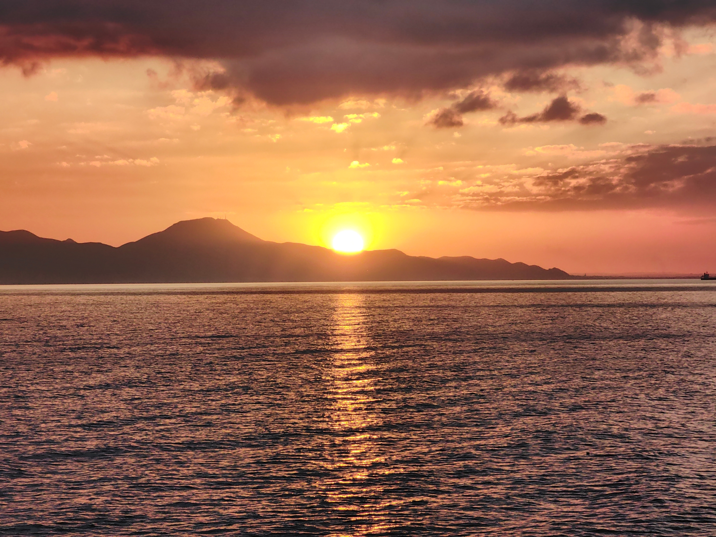 地中海的日落，夕阳无限好，只是近黄昏。遥望意大利🇮🇹。